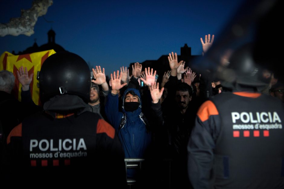 Tūkstančiai žmonių išėjo į Barselonos gatves paremti C. Puigdemonto