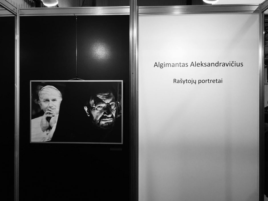 Mugėje – proga išvysti ir A. Aleksandravičiaus rašytojų portretų parodą