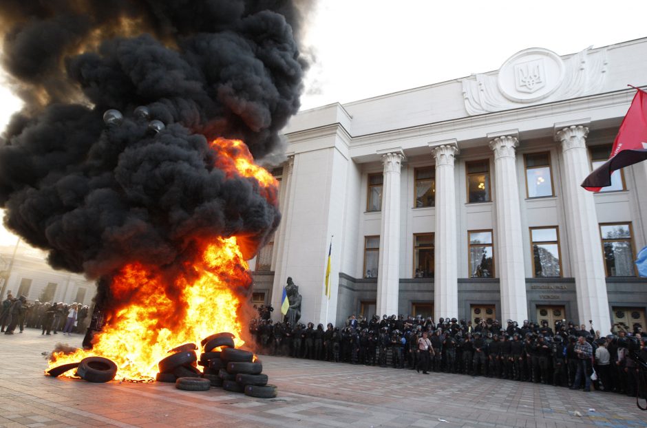 Dėl liustracijos įstatymo – susirėmimai prie Ukrainos Rados