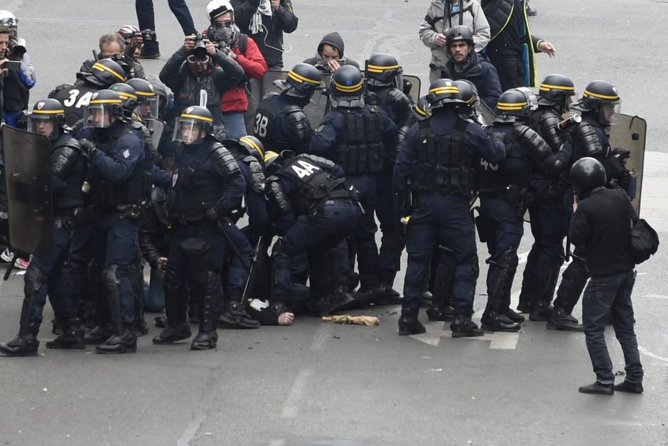 Prancūzijoje per demonstrantų ir policijos susirėmimus nukentėjo 24 pareigūnai