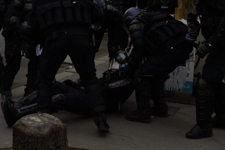 Prancūzijoje per demonstrantų ir policijos susirėmimus nukentėjo 24 pareigūnai