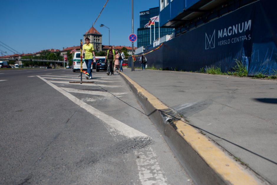 Kauno centre nesuvaldytas BMW partrenkė šaligatviu ėjusį paauglį