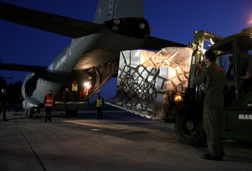 Karinis lėktuvas į Ukrainą išskraidino 5 tonas paramos, dar 6 tonas veš sunkvežimiais