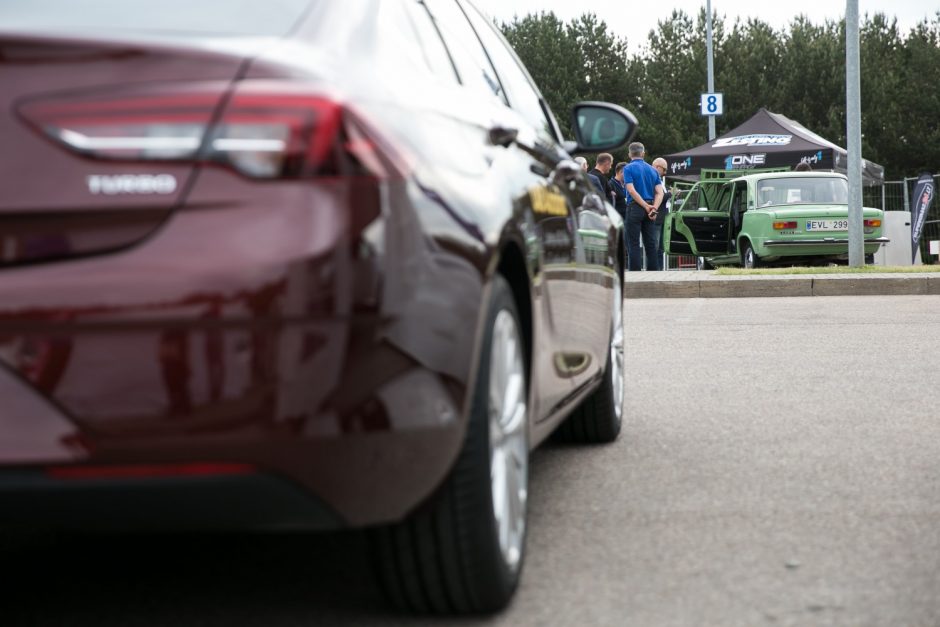 Į automobilių mugę – ir apžiūrėti, ir išbandyti