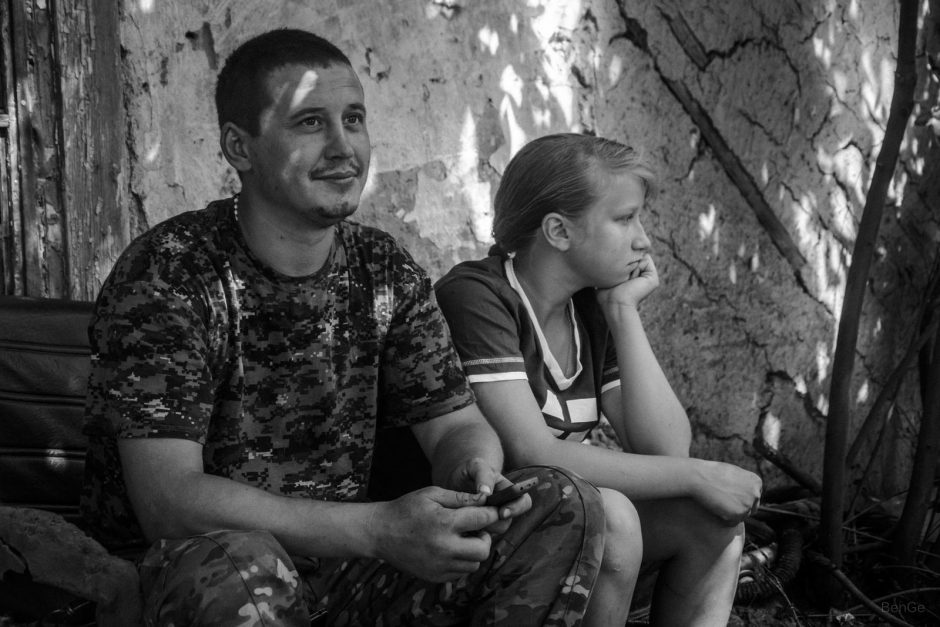 Ukrainos fronto kasdienybė: po vienu stogu su priešu