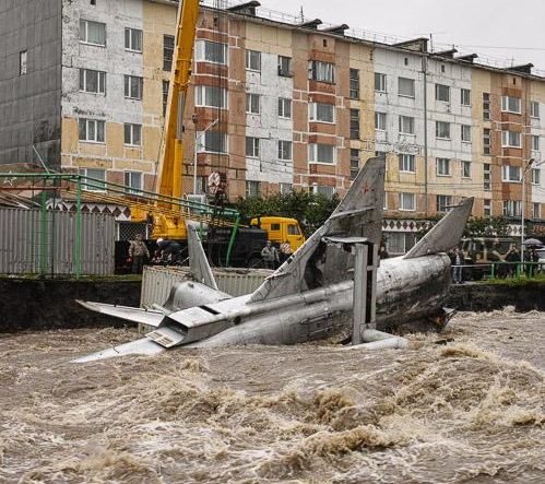 Po liūties patvinusi upė Magadane pasiglemžė naikintuvus 