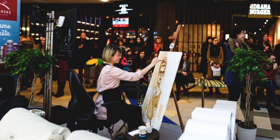 Moteriškumą menininkė įamžino tapydama kava  
