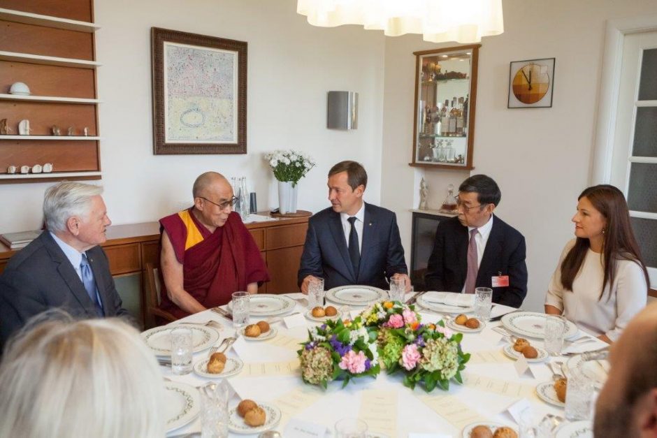 Jo Šventenybė Dalai Lama XIV lankėsi Vilniaus rotušėje