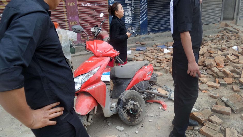 Žemės drebėjimas Nepale: per tūkstantis žuvusiųjų, sugriuvę istoriniai pastatai
