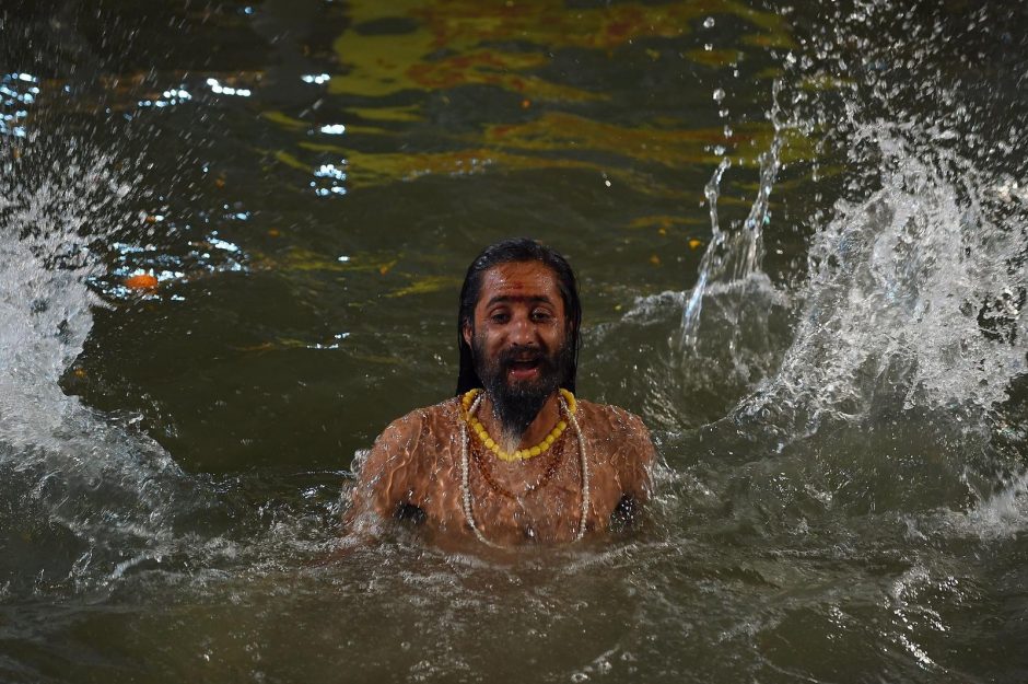 Indijoje į vandenį pasinėrė dešimtys tūkstančių maldininkų