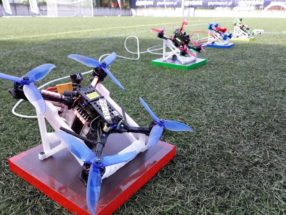 Populiarėjančios dronų lenktynės – jaunųjų mokslininkų kalvė