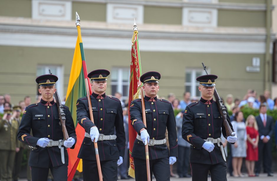 Karo akademijos absolventams suteiktas pirmasis karininko laipsnis