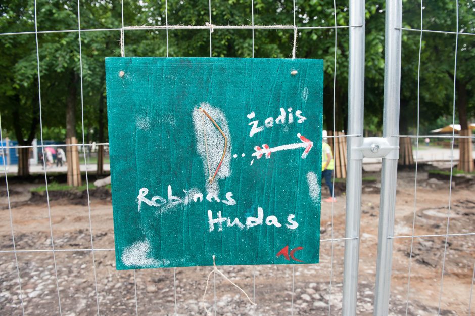 Medžių gynėjų akcija: Kauno valdžiai įteikė ilgą reikalavimų ritinį