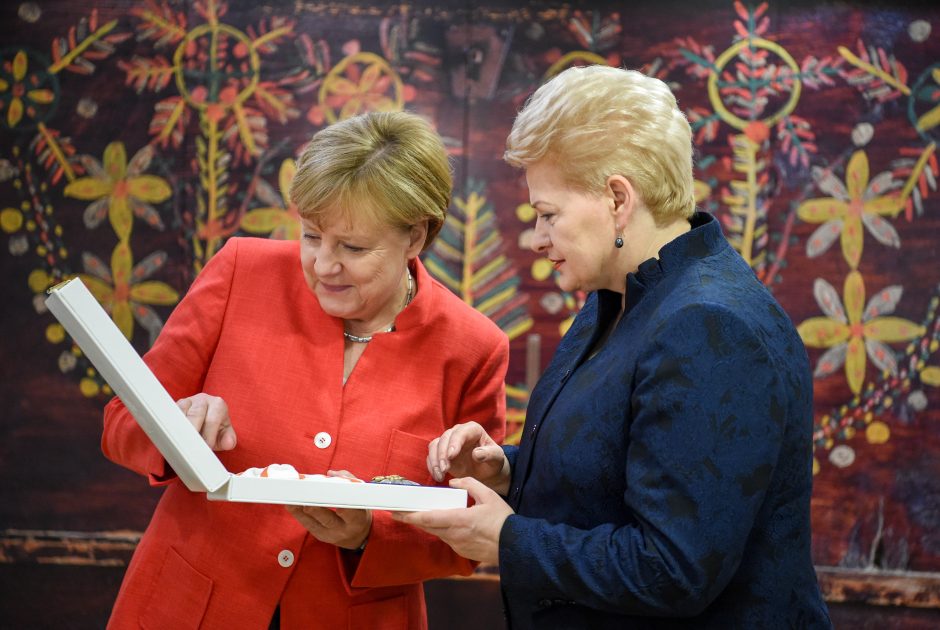 Prezidentė Vokietijos kanclerei įteikė valstybinį apdovanojimą