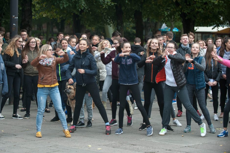 Kauno jaunimas dieną pradėjo šokiu