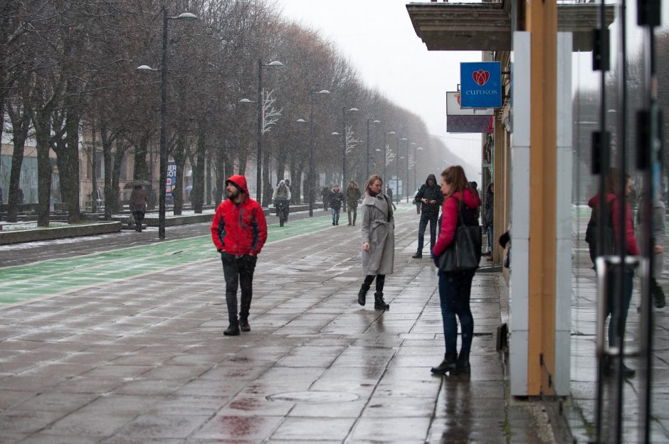 Kauniečiai stojo ginti mušamą moterį 