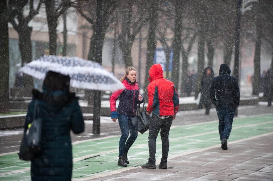 Kauniečiai stojo ginti mušamą moterį 