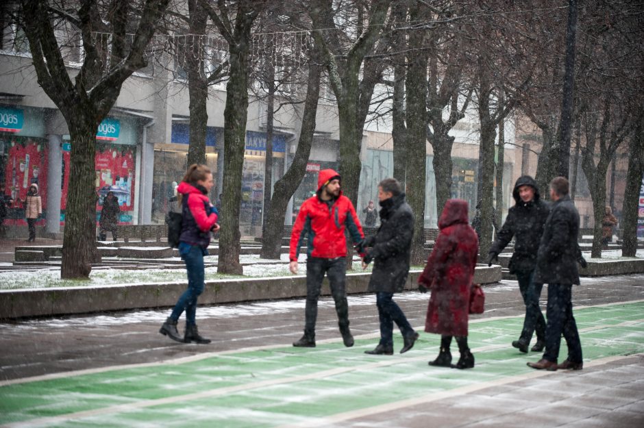 Kauniečiai stojo ginti mušamą moterį 