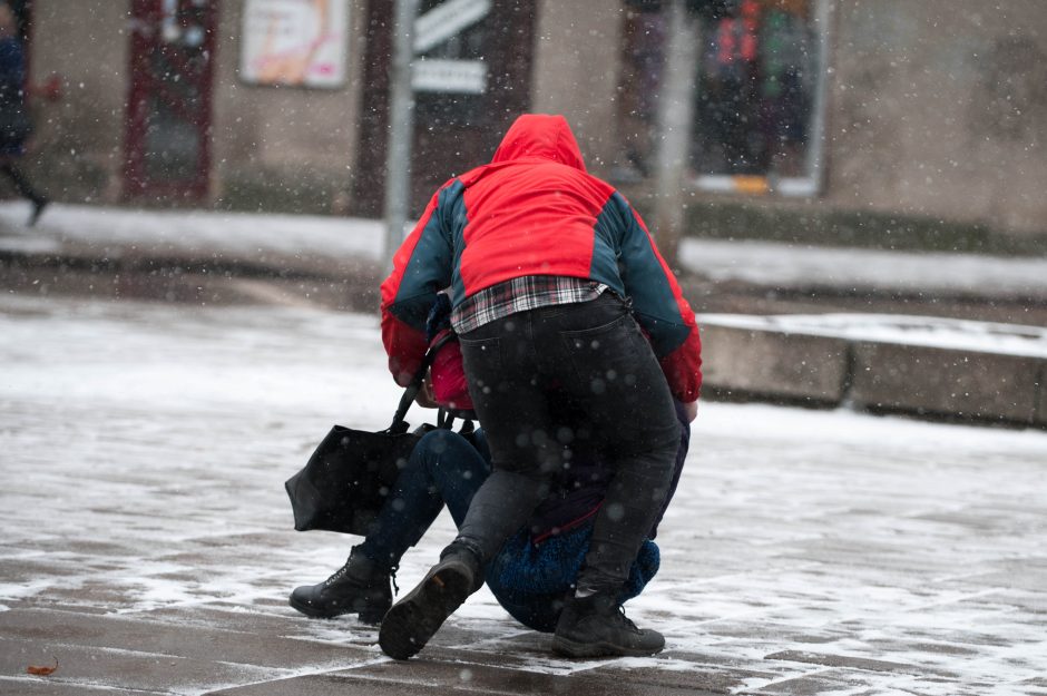 Kauniečiai stojo ginti mušamą moterį 