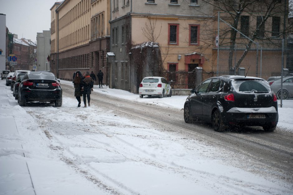 Sniegas Kaune sukėlė vairuotojų pyktį: ar bent viena gatvė nuvalyta?