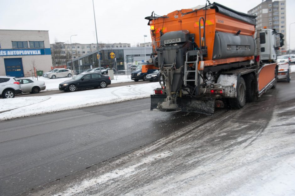 Sniegas Kaune sukėlė vairuotojų pyktį: ar bent viena gatvė nuvalyta?