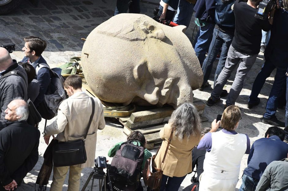 Parodoje – atkasta Lenino statulos galva