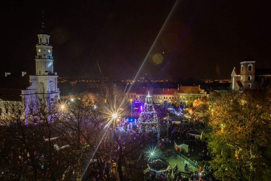 Šventinis maratonas prasideda: įžiebta Kauno Kalėdų eglė 