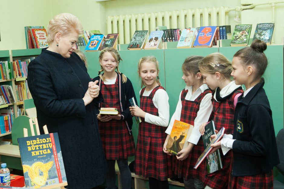 „Knygų Kalėdos“: prezidentė padovanojo knygų savo rajono bibliotekai