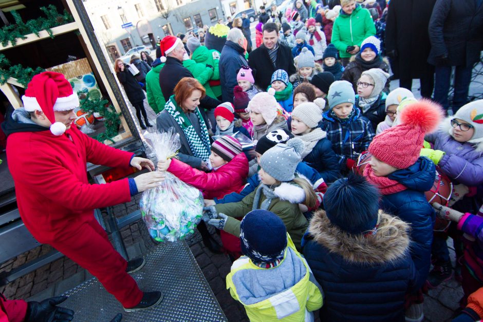 Kelionę po šalies mokyklas pradėjo Kalėdų karavanas