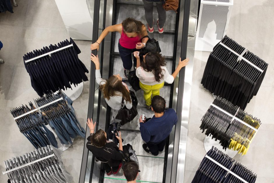Duris atvėrusią „H&M“ parduotuvę užgulė pirkėjų minios