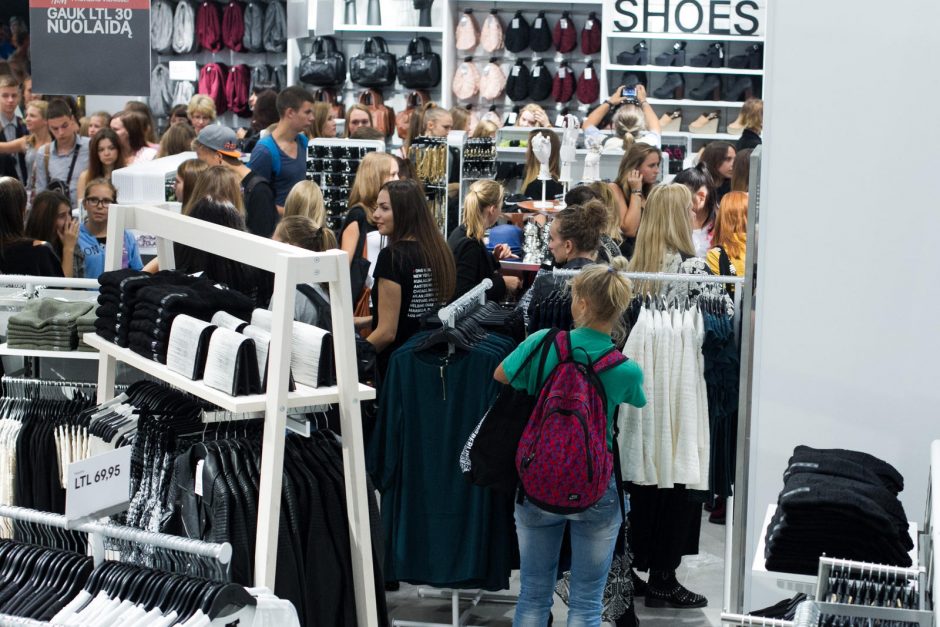 Duris atvėrusią „H&M“ parduotuvę užgulė pirkėjų minios