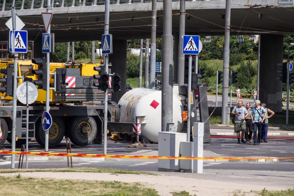 Vilniuje nuvirto cisterna su benzinu