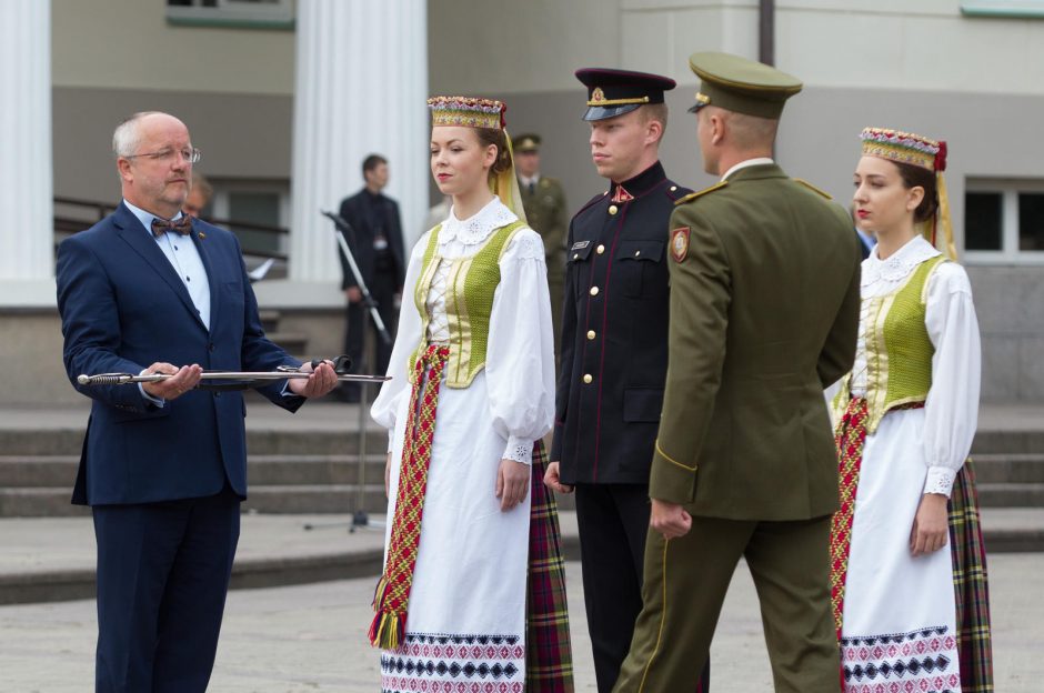 Prezidentė kariūnams suteikė leitenanto laipsnius