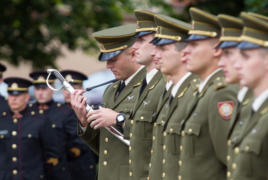 Prezidentė kariūnams suteikė leitenanto laipsnius