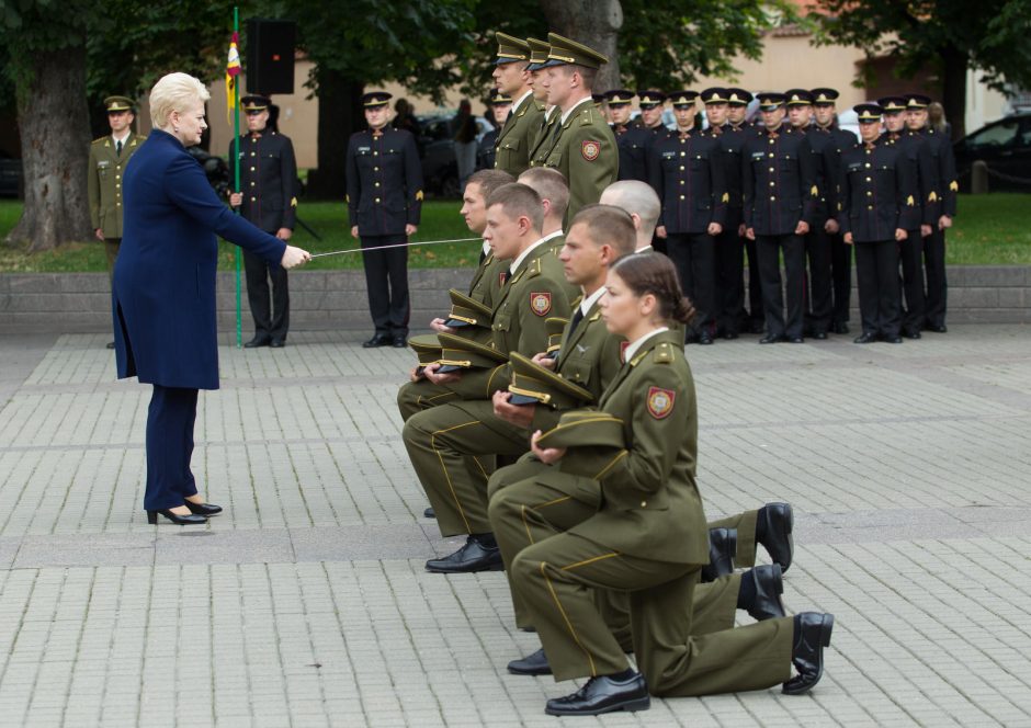 Prezidentė kariūnams suteikė leitenanto laipsnius