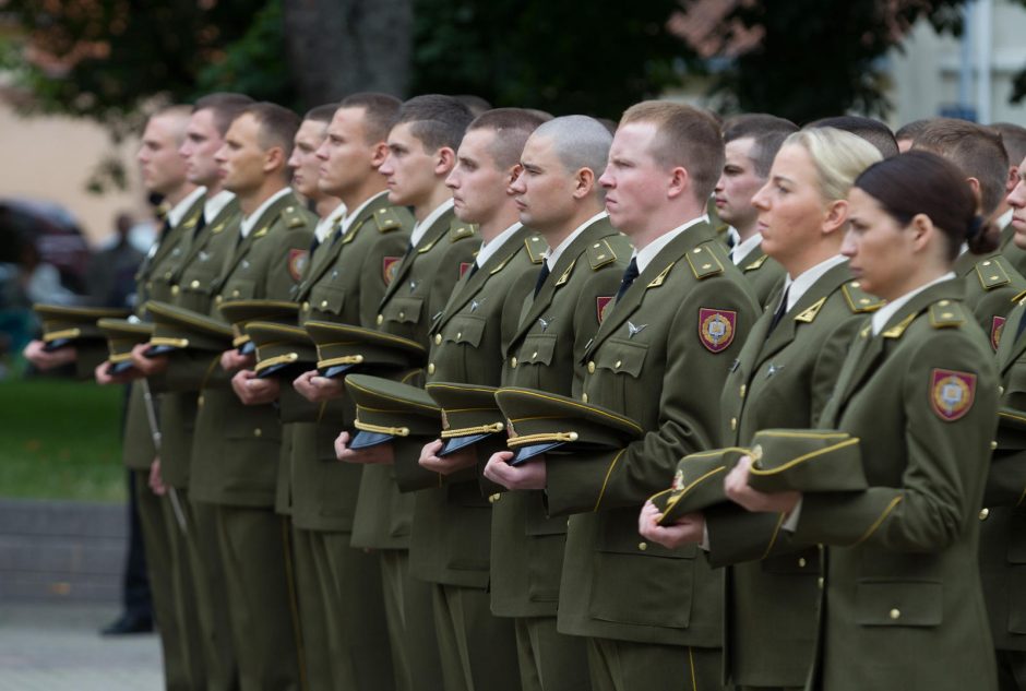 Prezidentė kariūnams suteikė leitenanto laipsnius