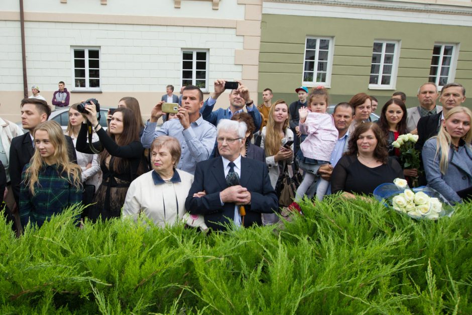 Prezidentė kariūnams suteikė leitenanto laipsnius