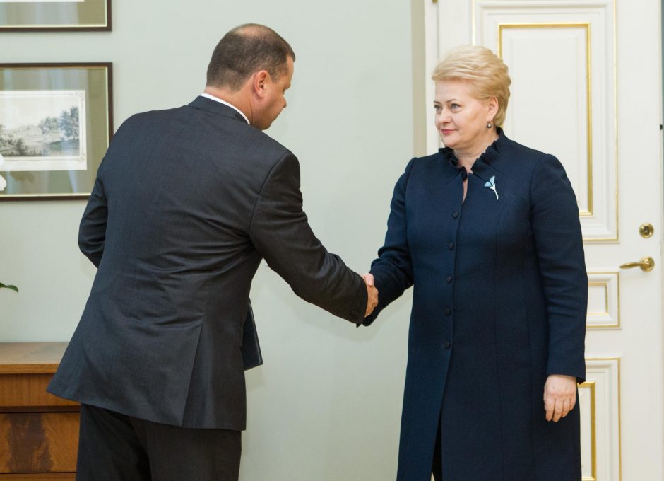 D. Grybauskaitė ragina keisti teisės aktus dėl tarnybinio ginklo