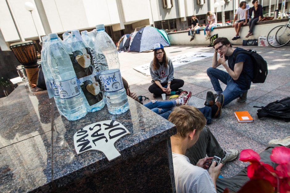 Pasipiktinę studentai užblokavo įėjimą į Vyriausybę