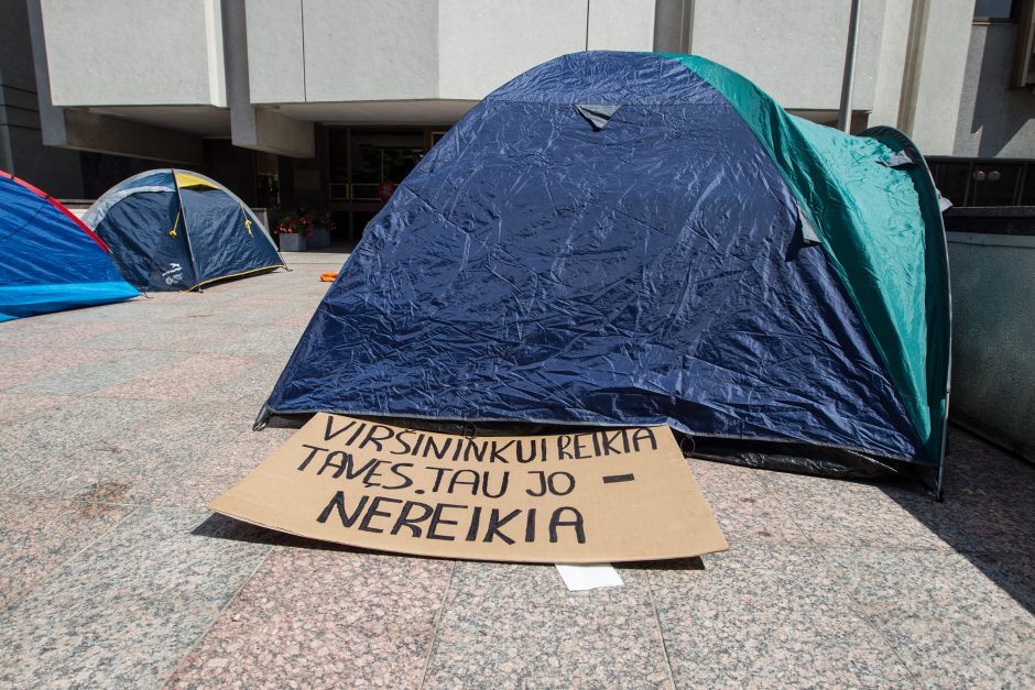 Pasipiktinę studentai užblokavo įėjimą į Vyriausybę