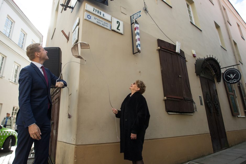 Sostinės Žydų gatvėje atsirado lentelė hebrajų ir jidiš kalbomis