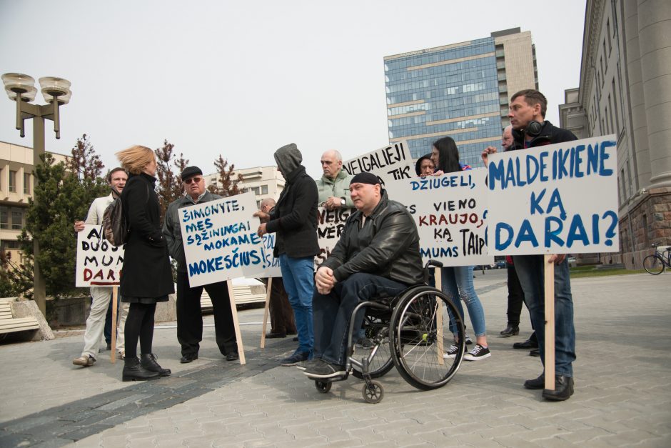 Prie Seimo mitingavo dirbantys neįgalieji