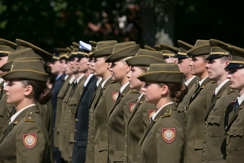 Karo akademijos absolventams suteiktas leitenanto laipsnis