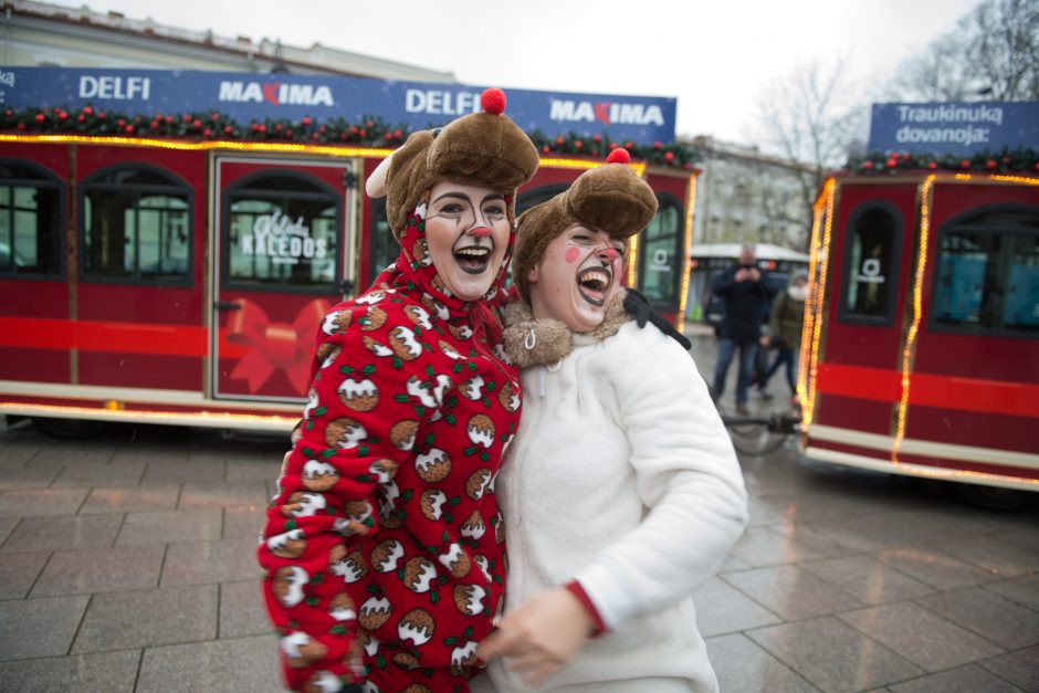 Vilnius skelbia švenčių pradžią – į gatves išriedėjo Kalėdų traukinukas
