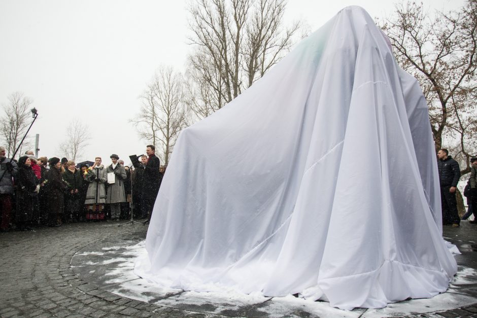 Vilniuje atidengtas paminklas broliams Vileišiams 