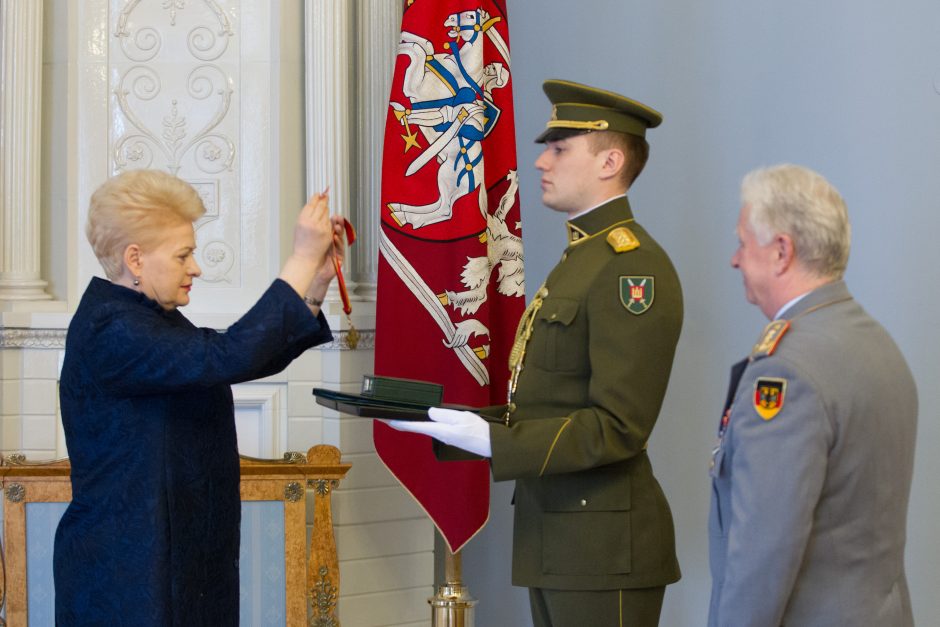 Vokietijos kariuomenės vadui įteiktas apdovanojimas