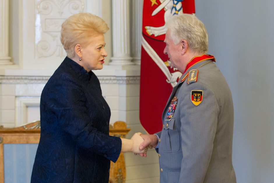 Vokietijos kariuomenės vadui įteiktas apdovanojimas
