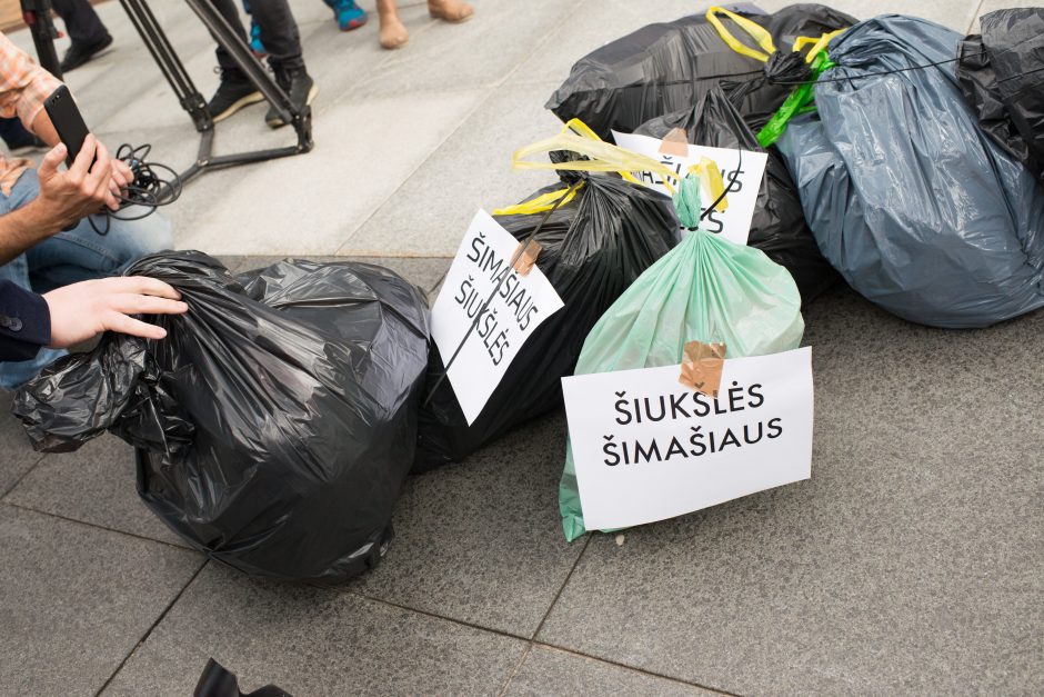 Protestas: vilniečiai šiukšles veža prie savivaldybės