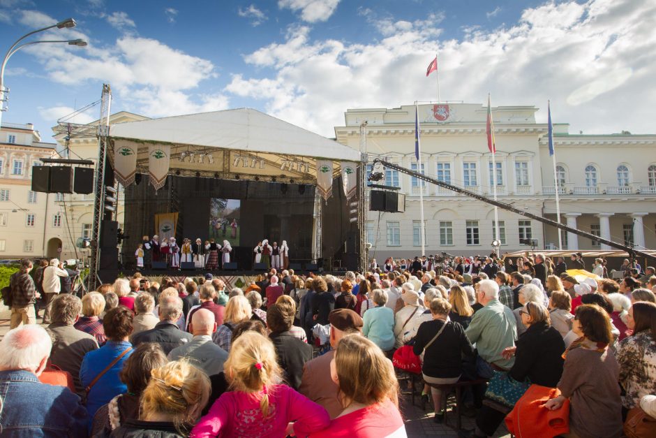 Sostinėje atidarytas festivalis “Skamba skamba kankliai”.