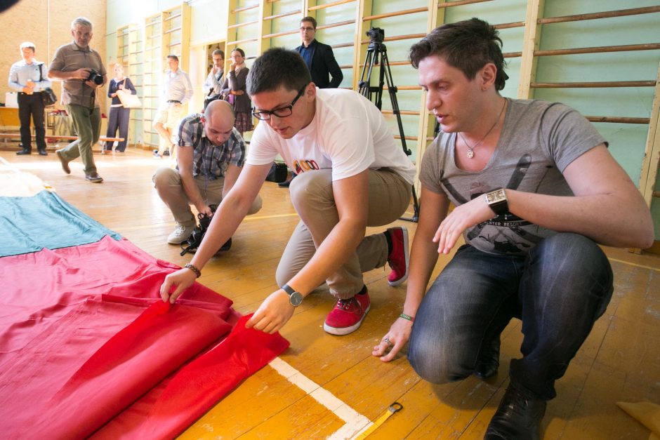Vilniuje pristatyta 1 kilometro ilgio trispalvė